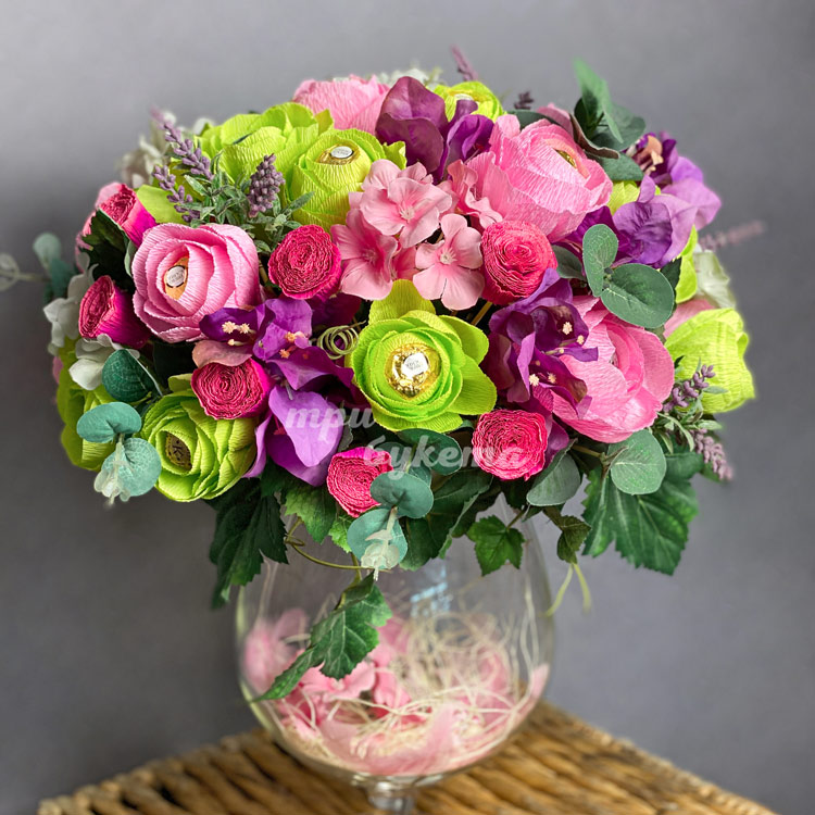 Букет из «Ferrero Rocher» и «Нуе» (на корзине)