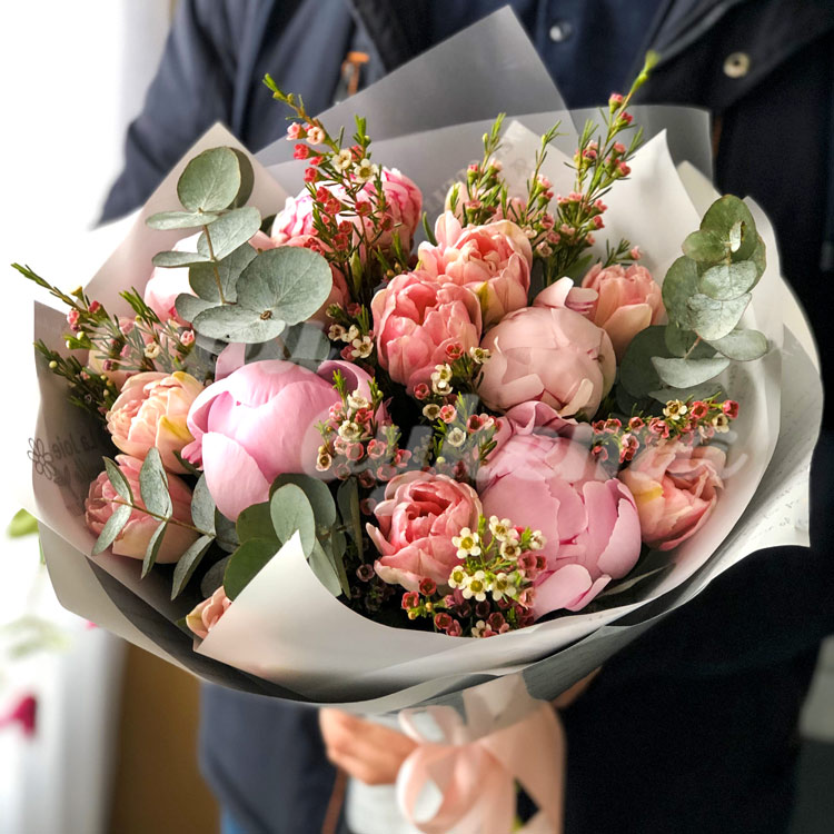 Букет из пионов и тюльпанов (в руках)