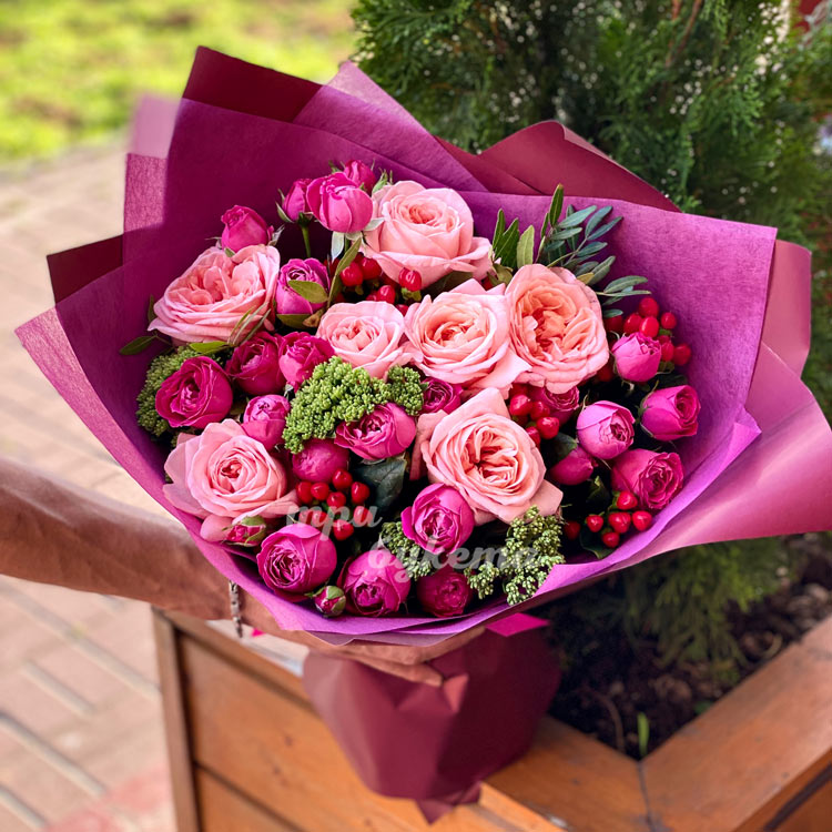 Букет «Сиреневый день» (на фоне клумбы)