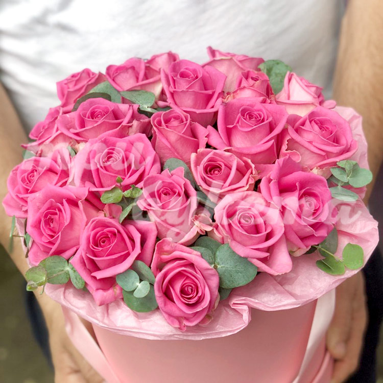 21 кенийская роза в коробке (в руках)