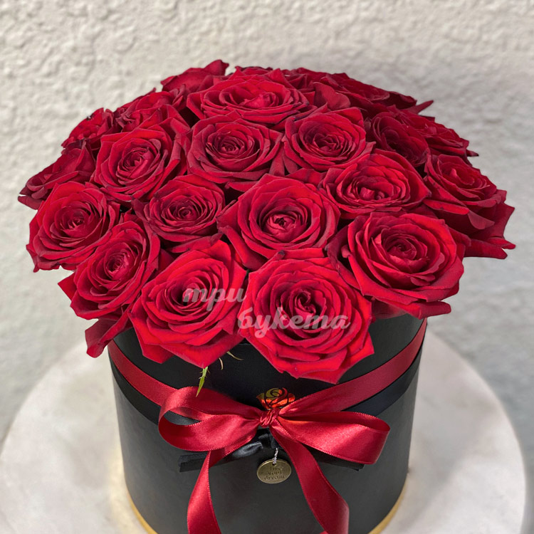23 красные розы в коробке (крупный план)