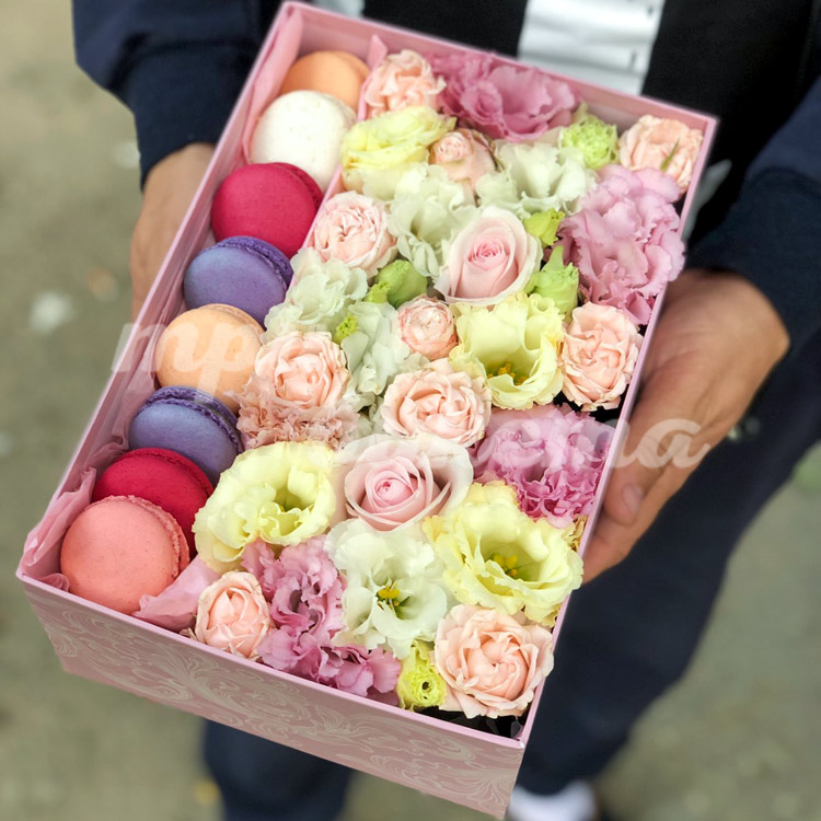 8 макарун и цветочная композиция