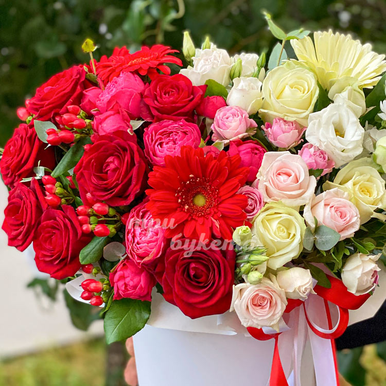 Композиция из роз и гербер (крупный план)