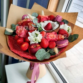 Букет с макарунами и клубникой