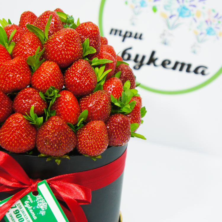 buket-iz-klubniki-v-shlyapnoj-korobke-2