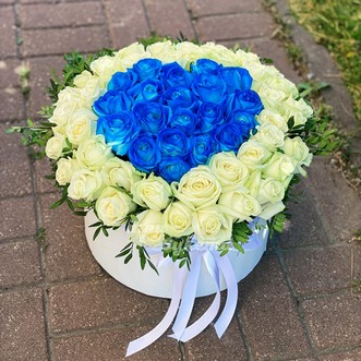 Сердце из синих и белых роз