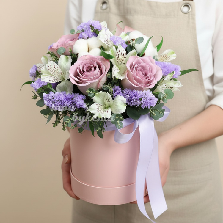 Белые альстромерии и розы в коробке