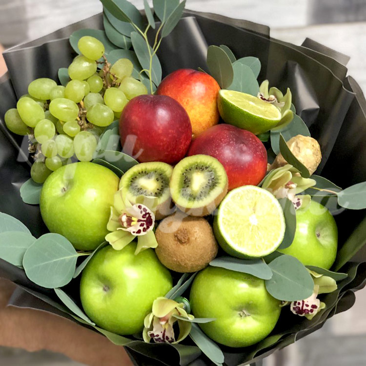 Букет из винограда и орхидей (крупный план)