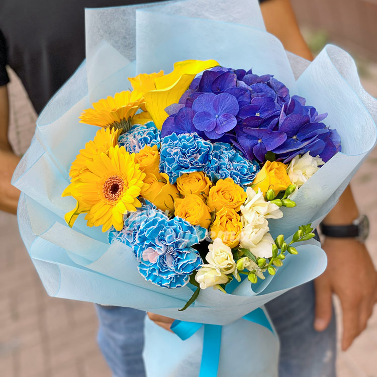 Букет из гортензии и гвоздик (крупный план)