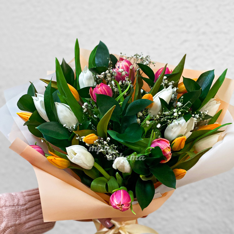 Букет из 27 разноцветных тюльпанов (крупный план)