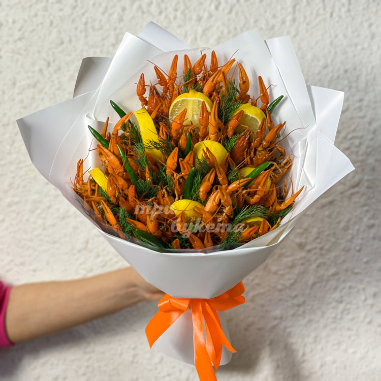 Букет из раков и лимона (на фоне стены)