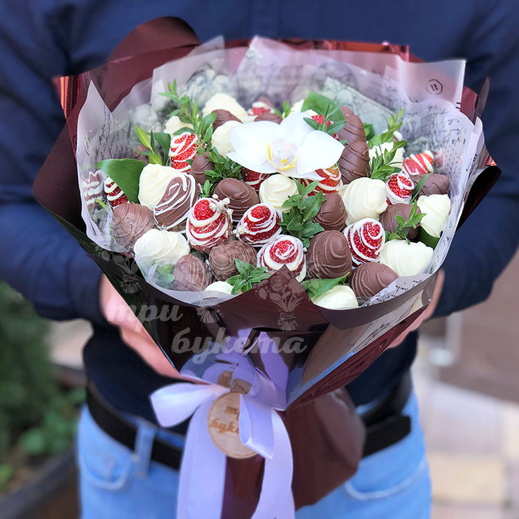 Букет из клубники и орхидеи (в руках)