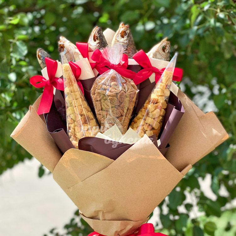 Букет из рыбы в смокингах (на фоне зелени)