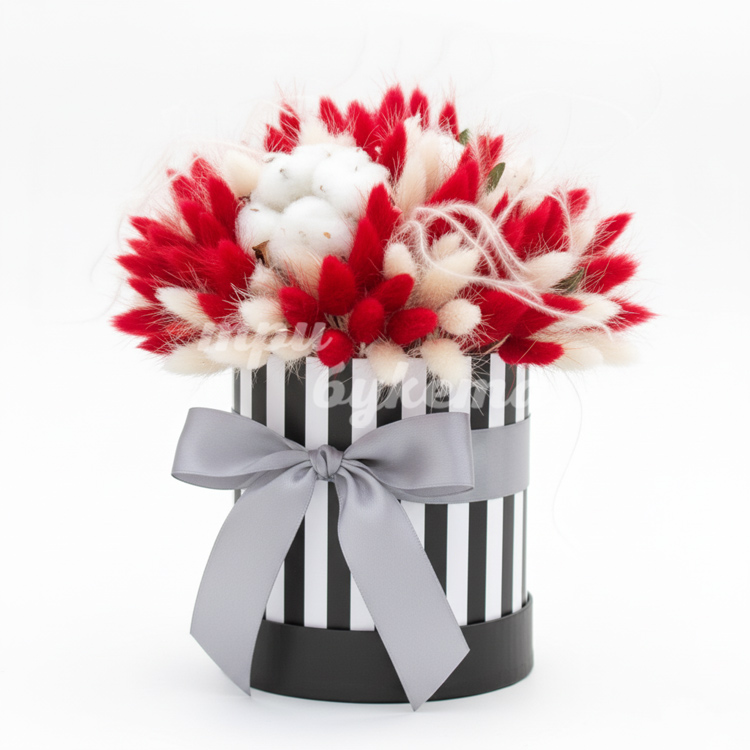 Красный и белый лагурус в коробке