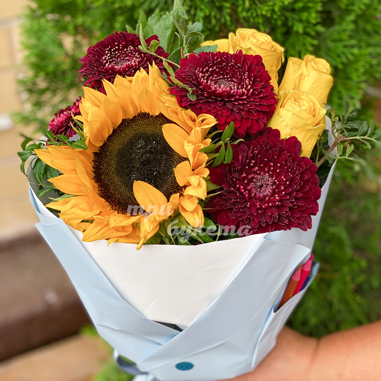 Букет на 1 сентября из подсолнухов (крупный план)