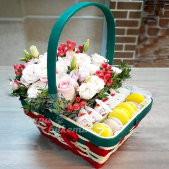 Кустовые розы и макаруны в корзине