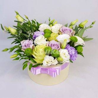 Эустомы, гвоздики и розы в коробке