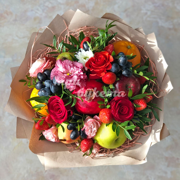 Букет из клубники, фруктов и цветов (вид сверху)