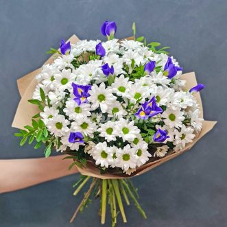Букет кустовых хризантем и ирисов