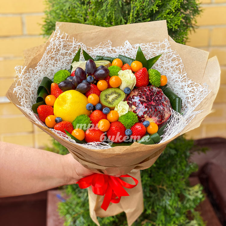 Букет из клубники, винограда и киви (на фоне кипариса)