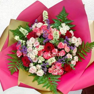 Букет из роз, статицы и папоротника