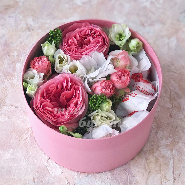 Пионовидные розы и Raffaello