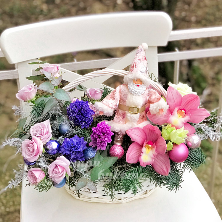 Новогодняя корзина цветов с шарами