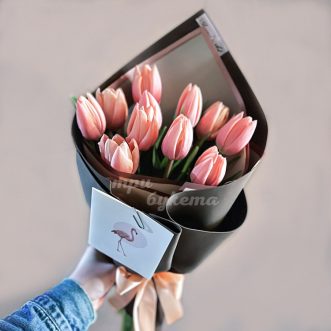 Букет из 11 персиковых тюльпанов