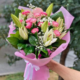 Букет белых лилий с кустовыми розами