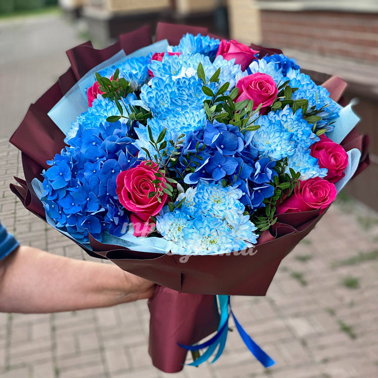 Букет голубых хризантем и розовых роз (крупный план)