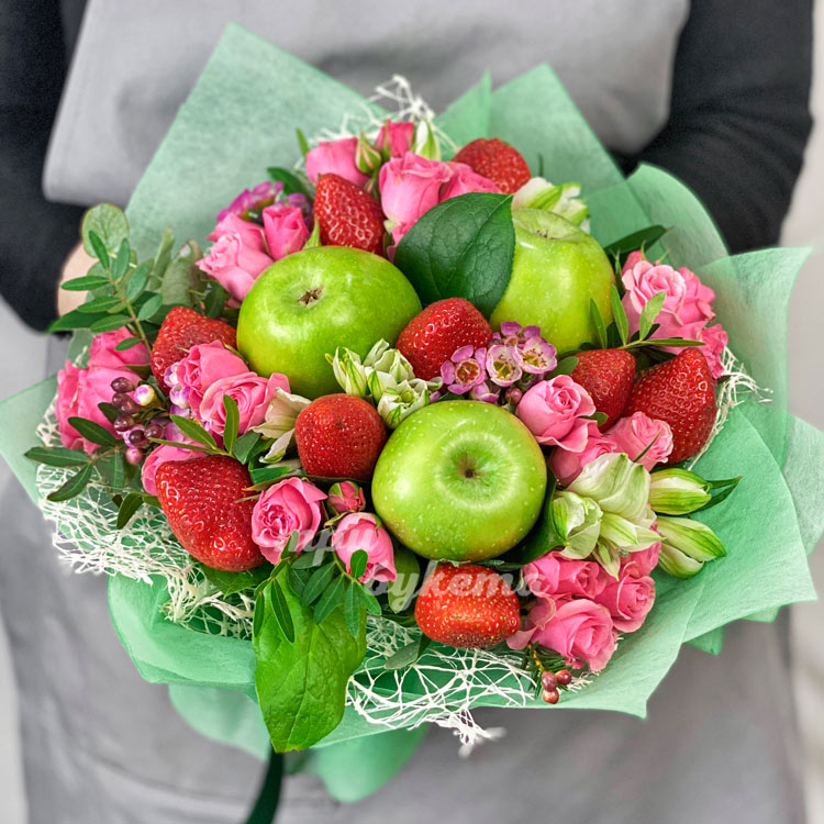 Букет из роз, яблок и клубники (крупный план)
