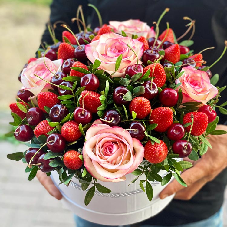 Коробка с клубникой, вишней и розами (крупный план)