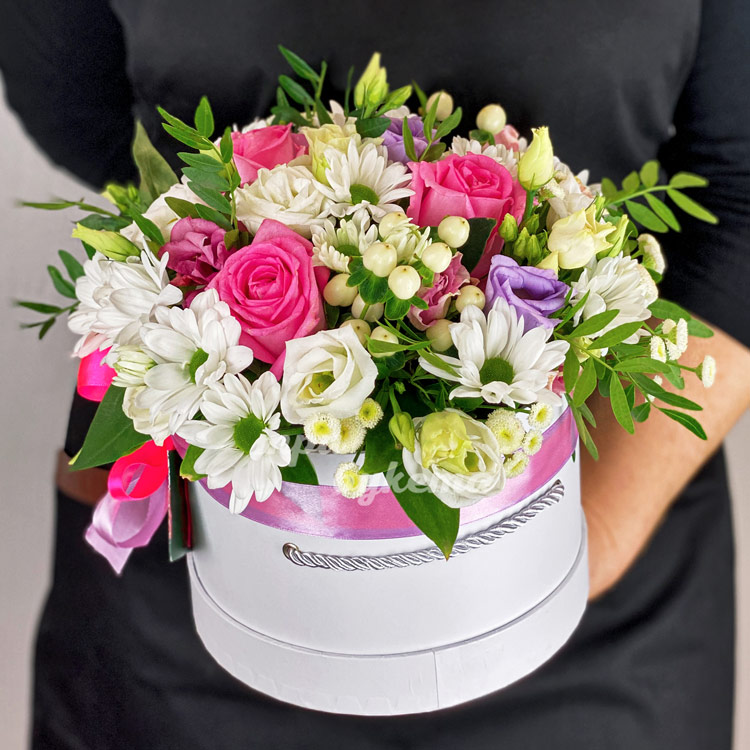 Коробочка с белым гиперикумом и хризантемами (крупный план)