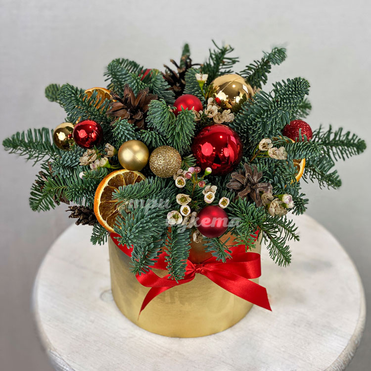 Новогодние шарики в золотой коробке