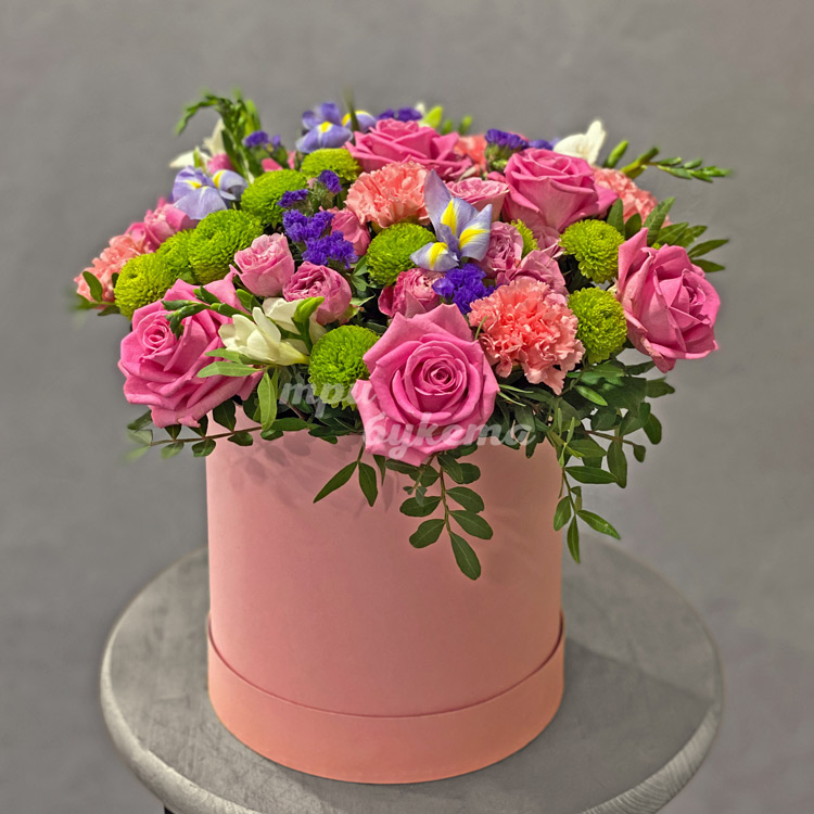 Розовая роза и гвоздики в коробке