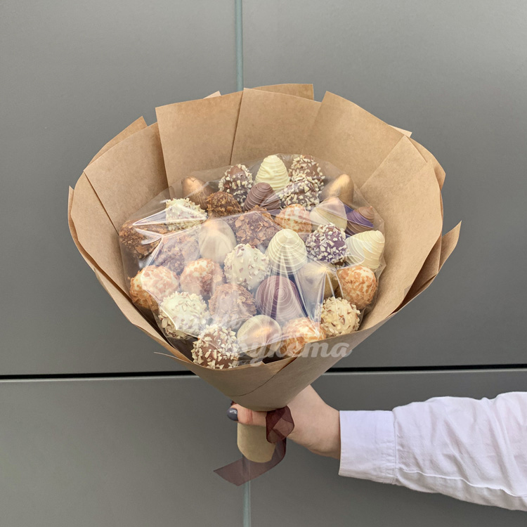 Букет из 31 клубники в оформлении