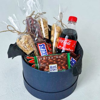 Снеки и сладости в коробке на 23 февраля