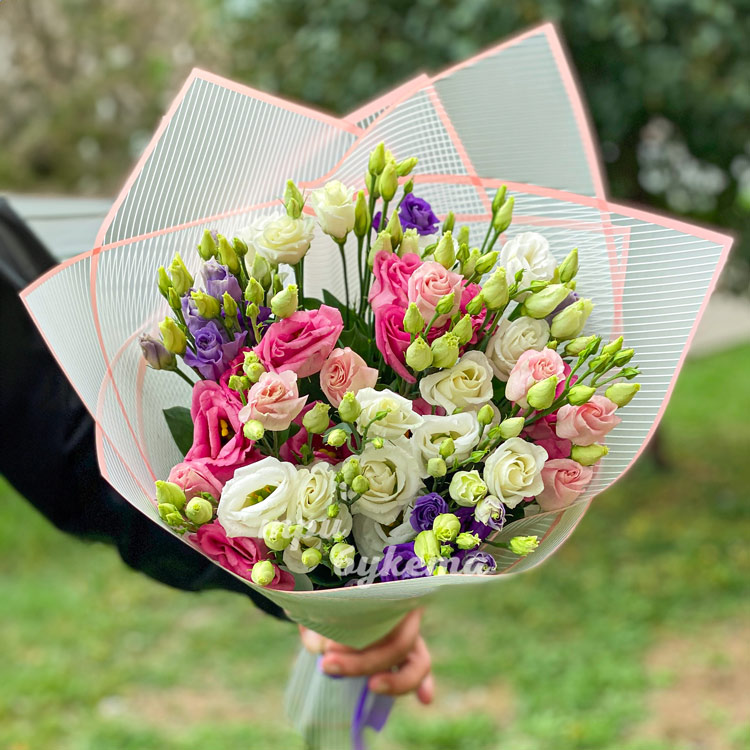 Букет из 9 разноцветных эустом (крупный план)