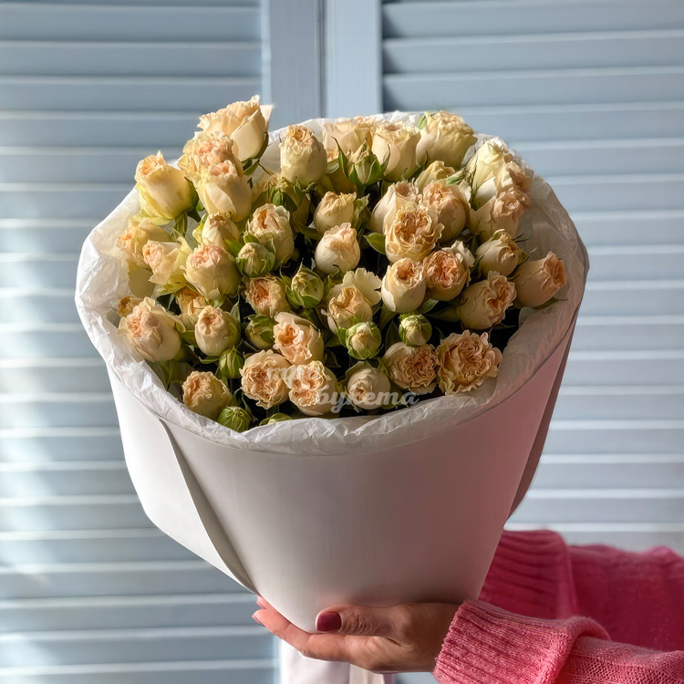 Букет из 9 желтых кустовых роз (в руках флориста)