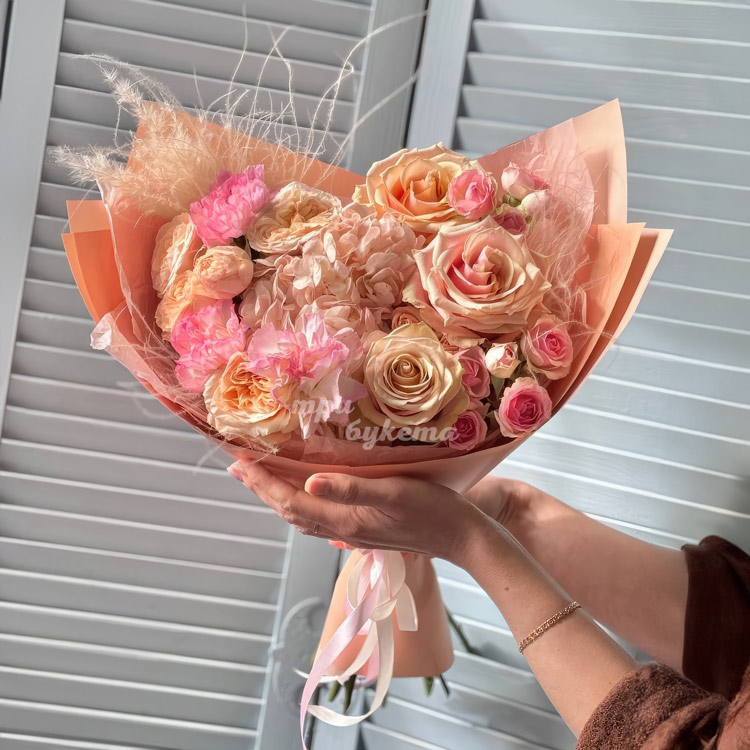 Сборный букет кремовых гортензий и роз