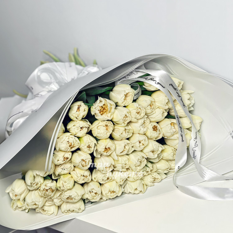 Букет белых пионовидных тюльпанов