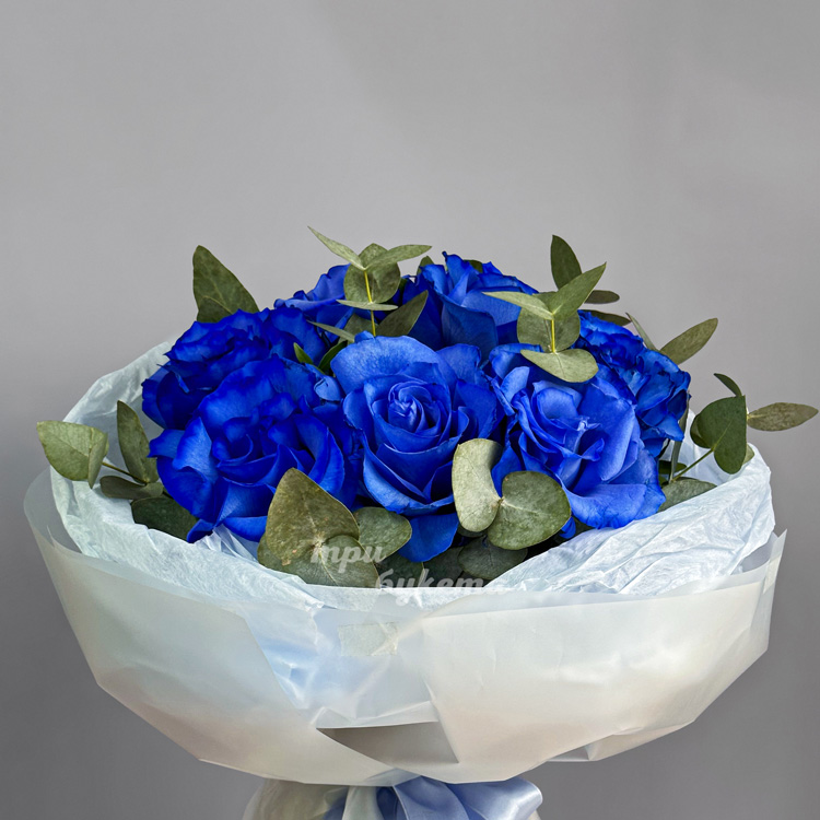 Букет из 11 синих роз с эвкалиптом (крупный план)