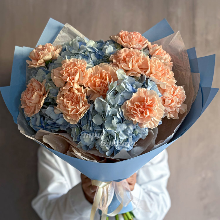Букет из гортензий и персиковых диантусов (в руках флориста)