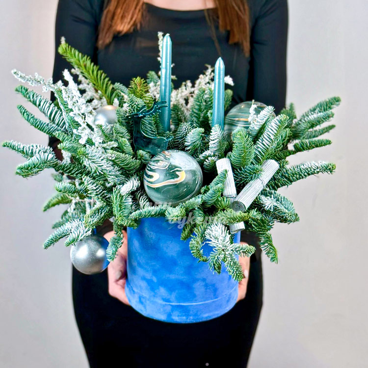 Новогодняя коробка с шариками и декором