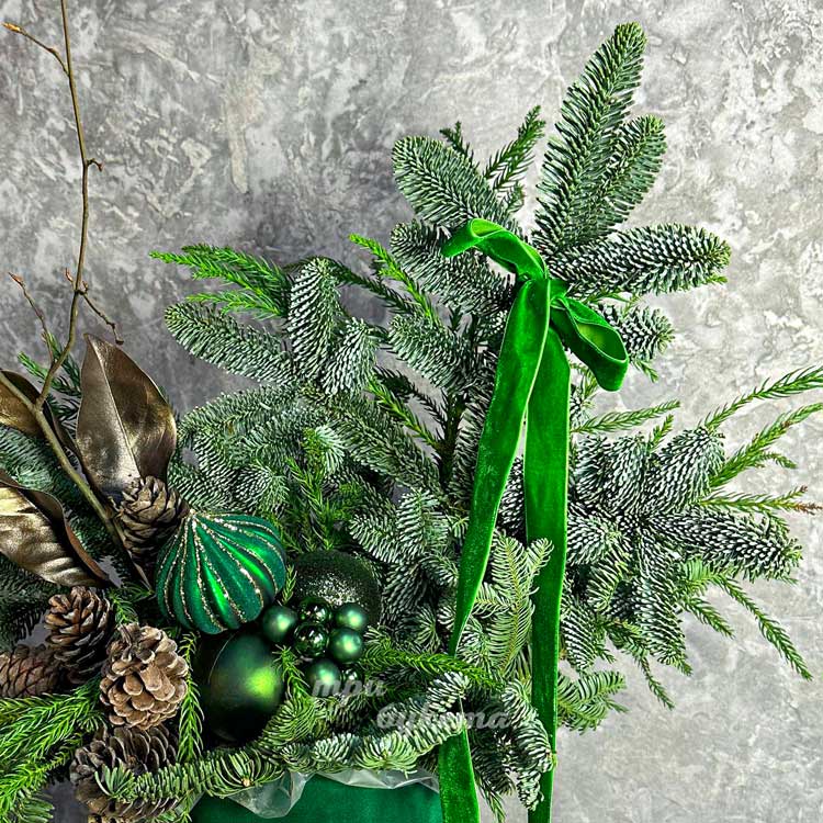 Зеленая бархатная коробка на новый год (крупный план на ветки)