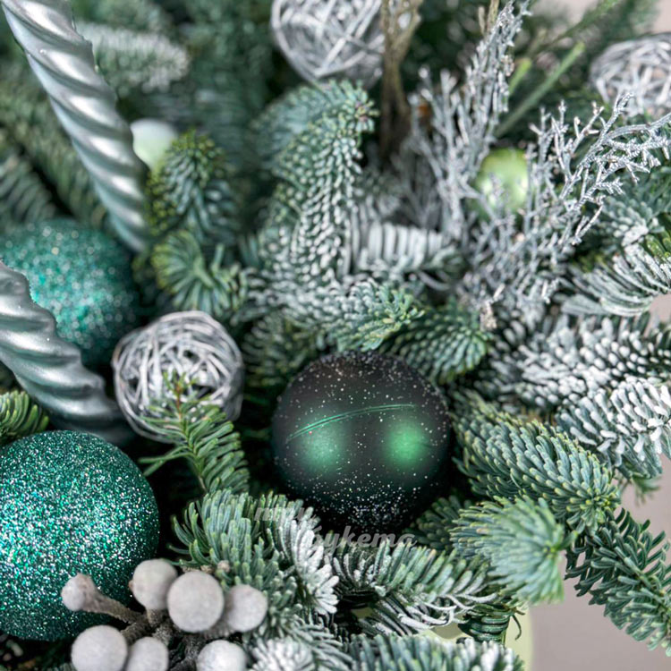 Зеленая новогодняя композиция в коробке (крупный план)